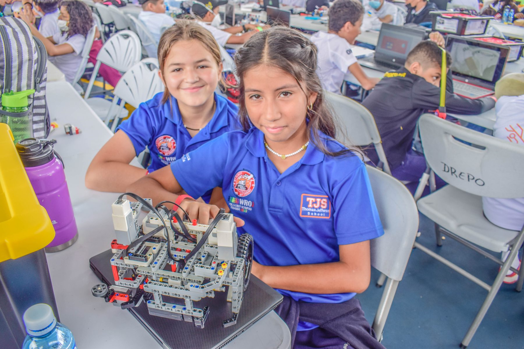 Estudiantes en la Olimpiada de Robótica
